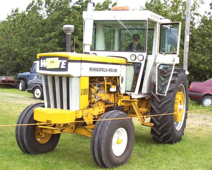 Minneapolis-Moline Model G1050 Tractor View 3